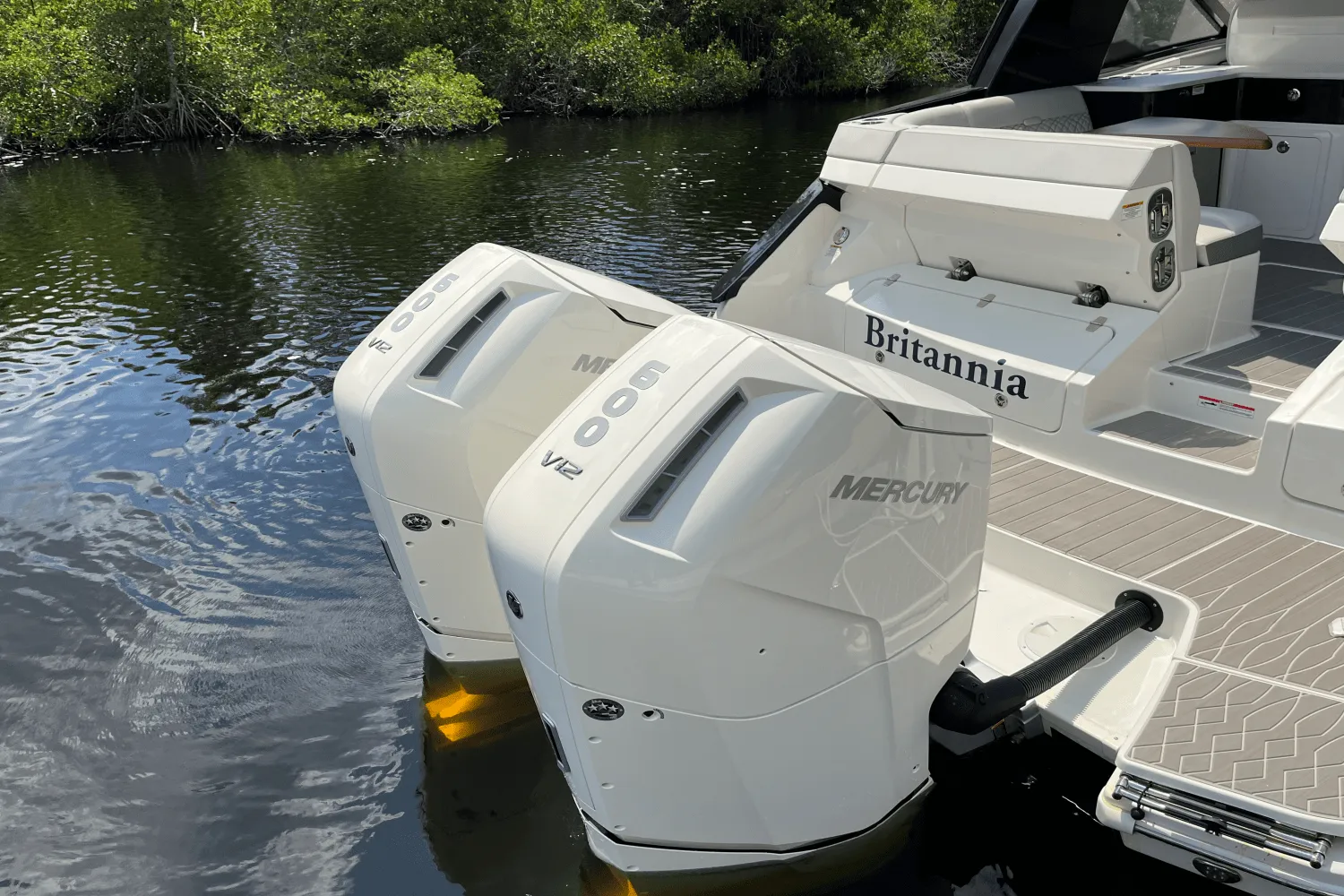 2024 Sea Ray 370 SUNDANCER OUTBOARD Image Thumbnail #11
