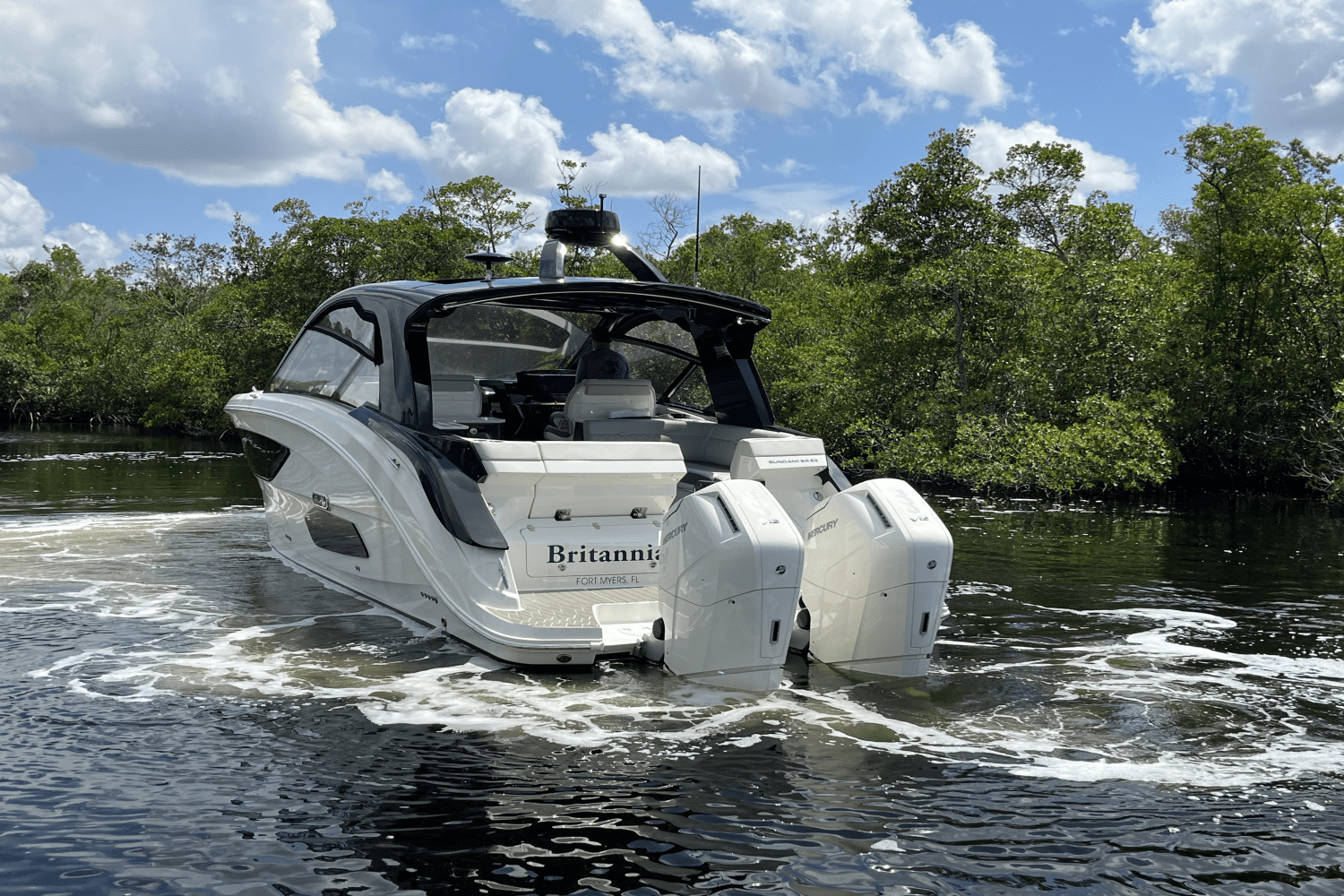 2024 Sea Ray 370 SUNDANCER OUTBOARD Image Thumbnail #8