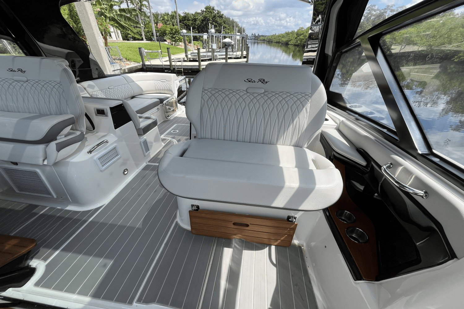 2024 Sea Ray 370 SUNDANCER OUTBOARD Image Thumbnail #17