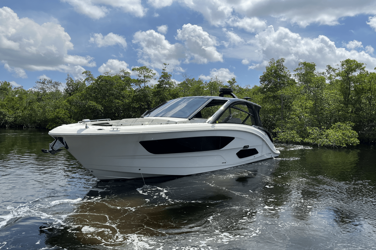 2024 Sea Ray 370 SUNDANCER OUTBOARD Image Thumbnail #3