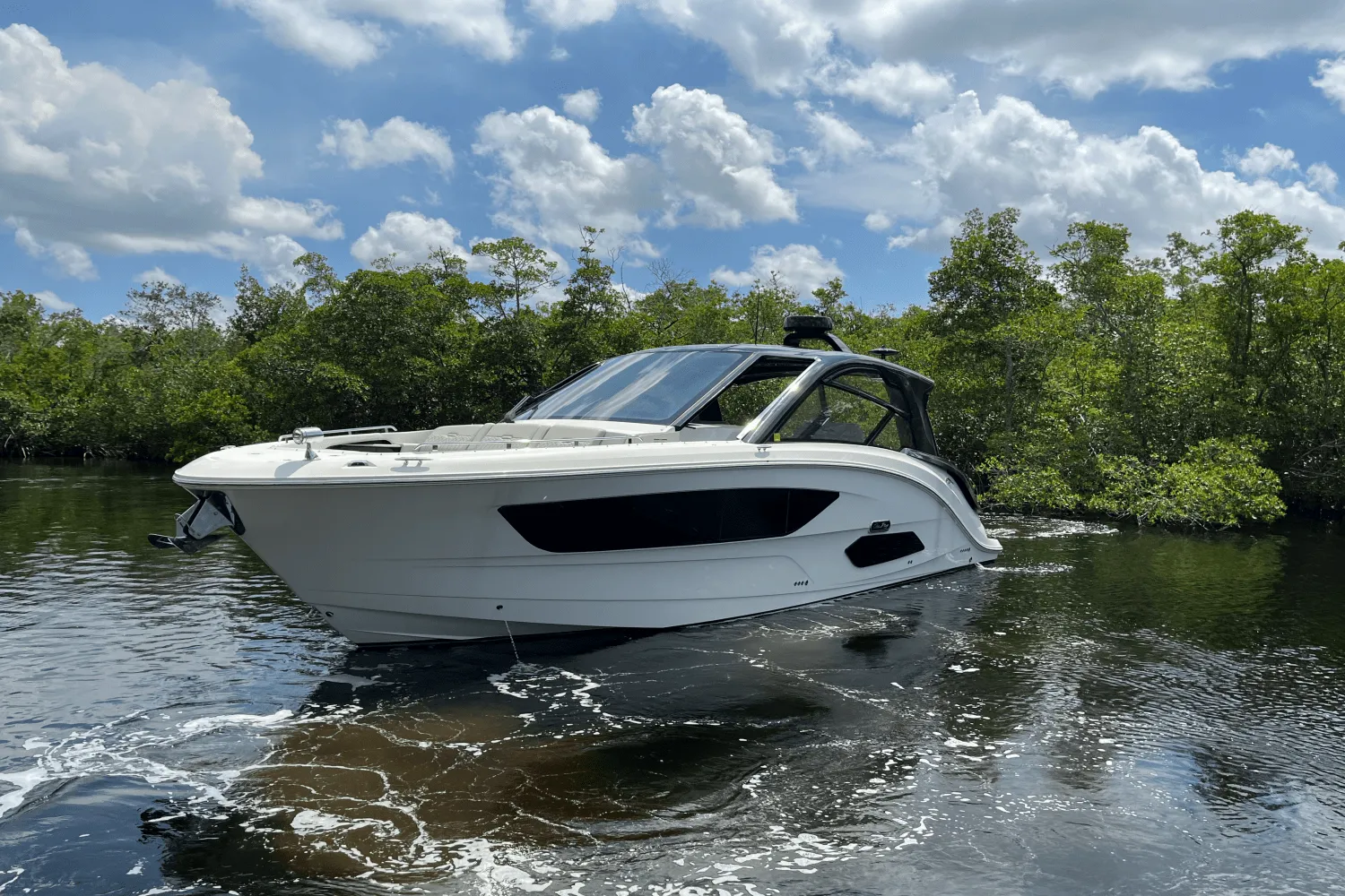 2024 Sea Ray 370 SUNDANCER OUTBOARD Image Thumbnail #3