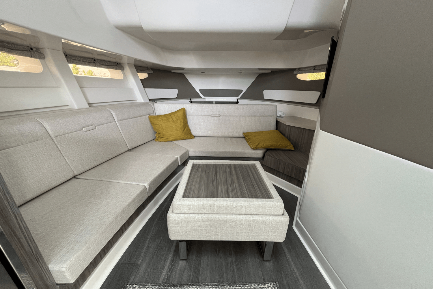 2024 Sea Ray 370 SUNDANCER OUTBOARD Image Thumbnail #36
