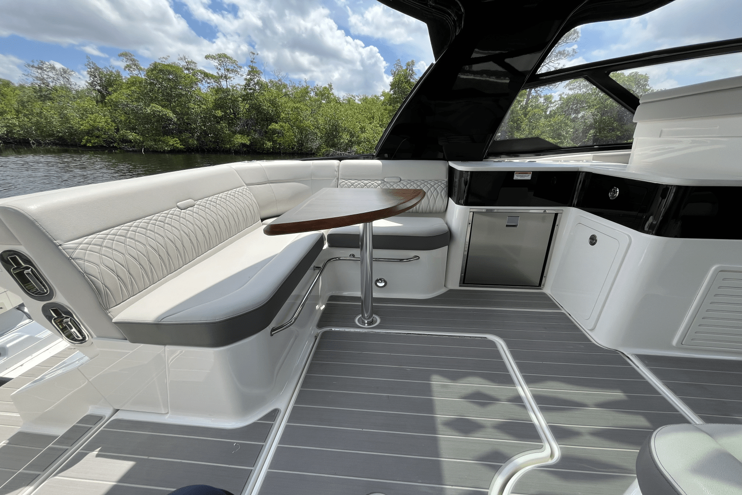 2024 Sea Ray 370 SUNDANCER OUTBOARD Image Thumbnail #20