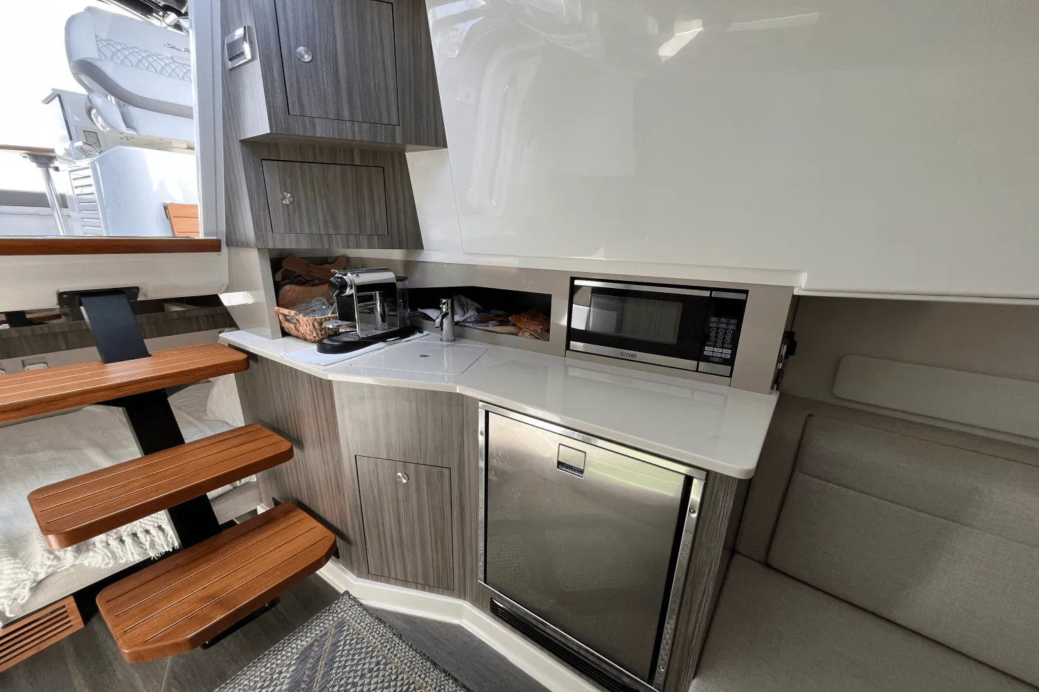 2024 Sea Ray 370 SUNDANCER OUTBOARD Image Thumbnail #40
