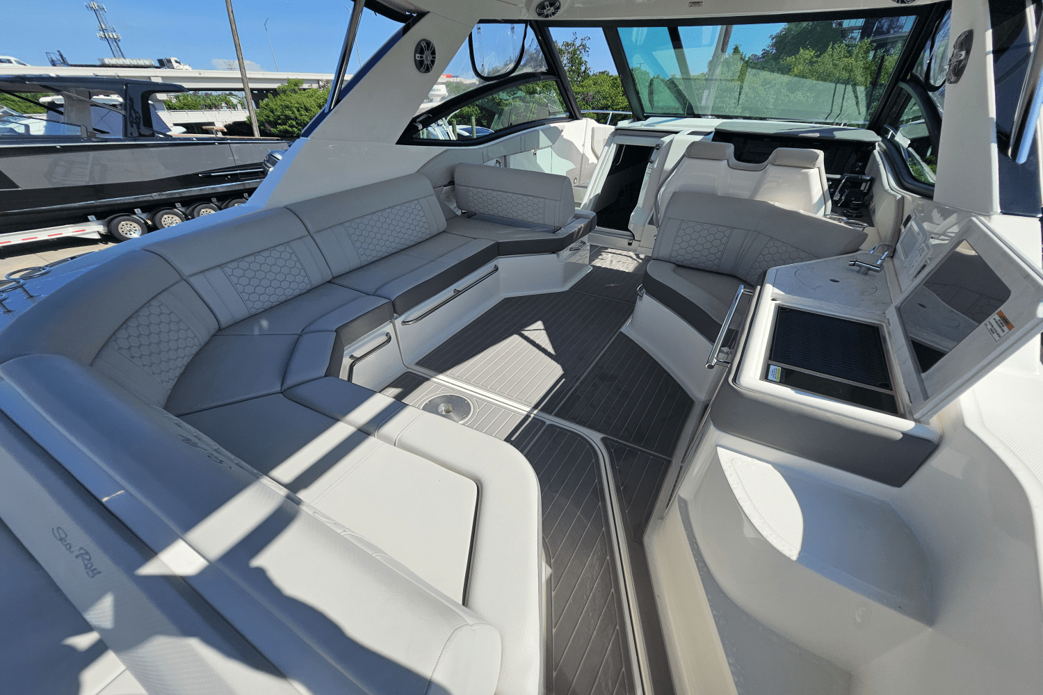 2024 Sea Ray 320 SUNDANCER Image Thumbnail #9