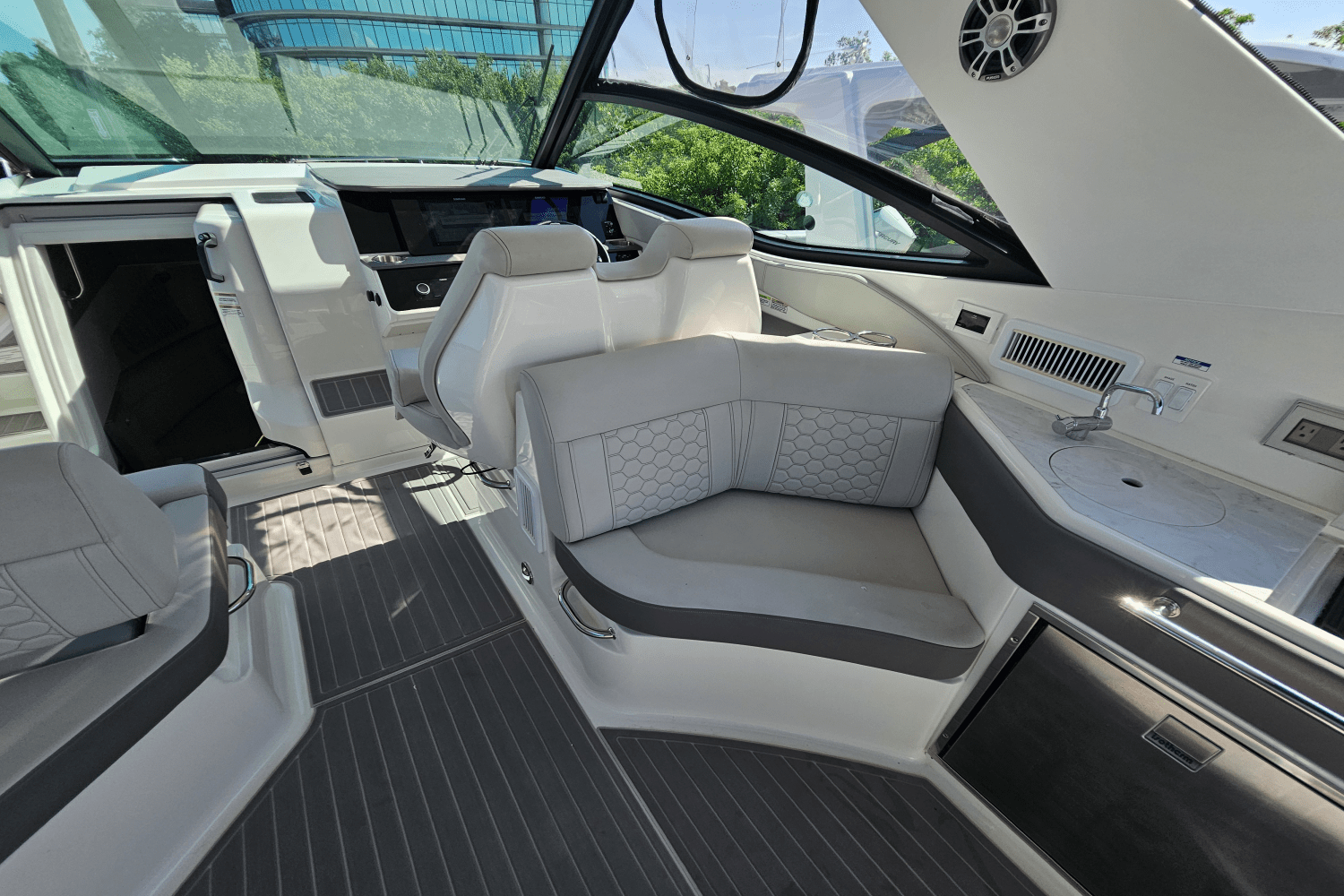 2024 Sea Ray 320 SUNDANCER Image Thumbnail #11