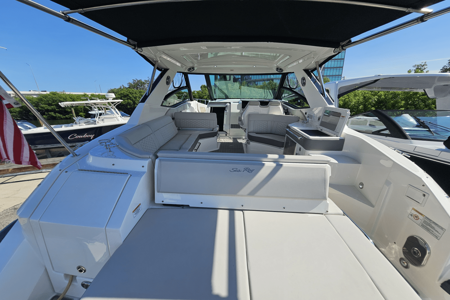 2024 Sea Ray 320 SUNDANCER Image Thumbnail #7