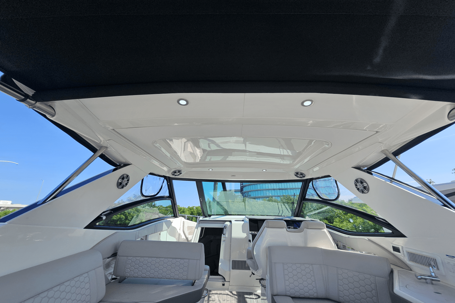 2024 Sea Ray 320 SUNDANCER Image Thumbnail #14