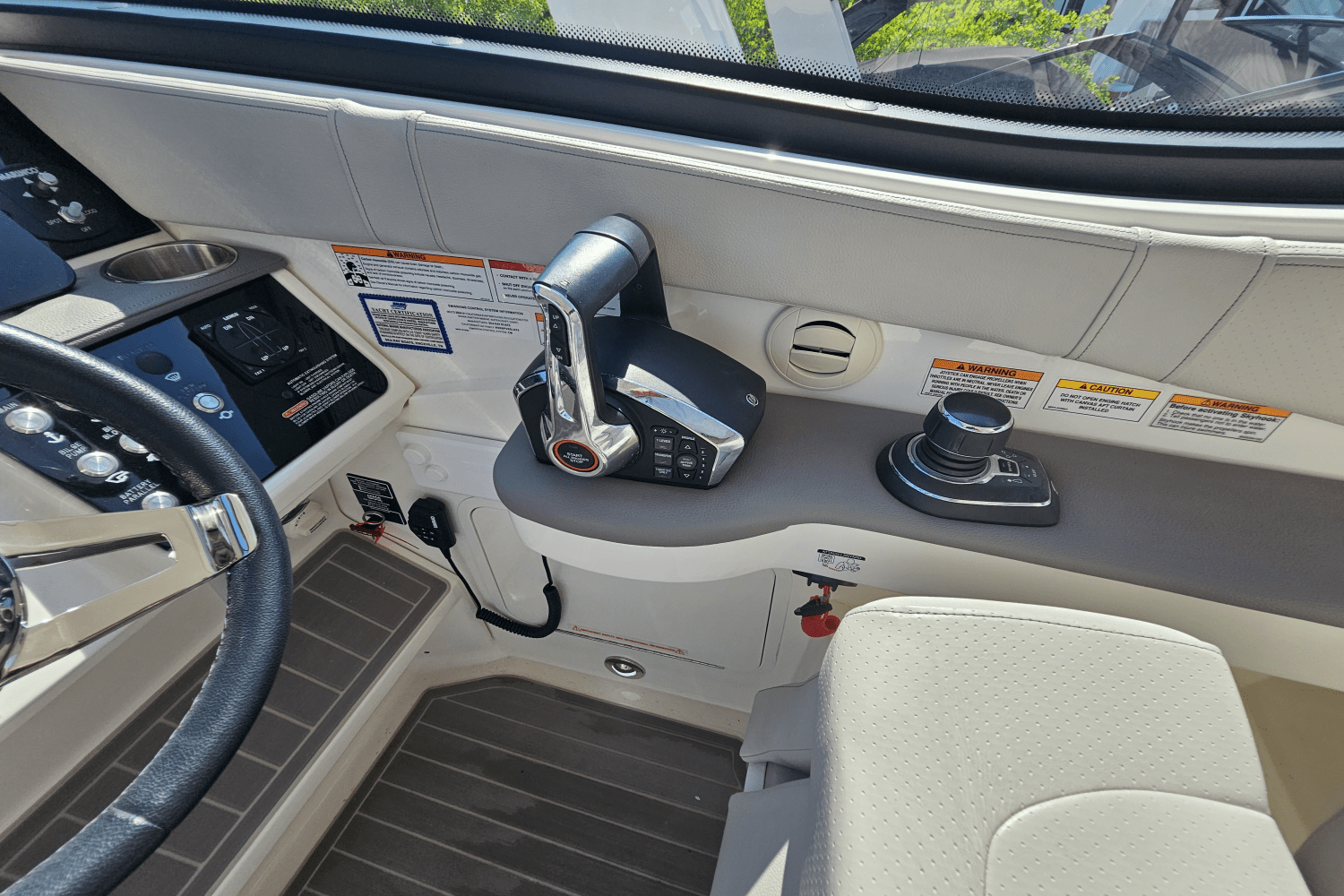 2024 Sea Ray 320 SUNDANCER Image Thumbnail #17