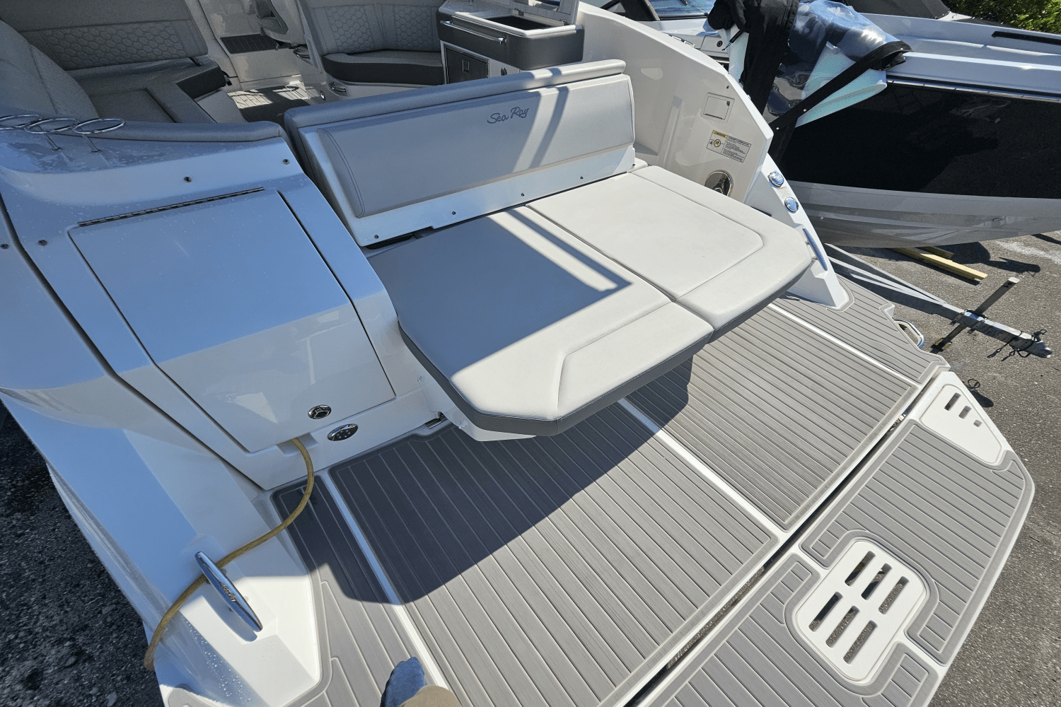 2024 Sea Ray 320 SUNDANCER Image Thumbnail #5