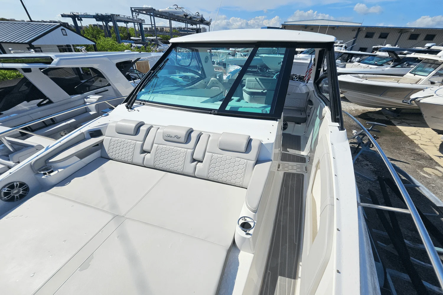 2024 Sea Ray 320 SUNDANCER Image Thumbnail #24