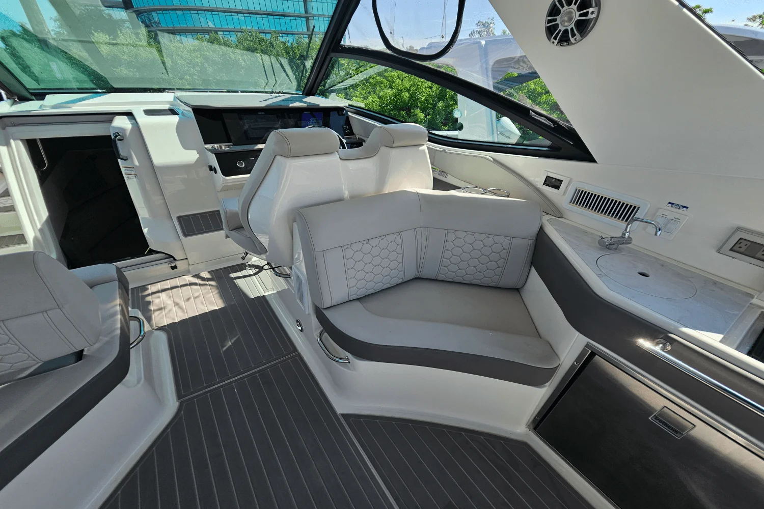 2024 Sea Ray 320 SUNDANCER Image Thumbnail #13