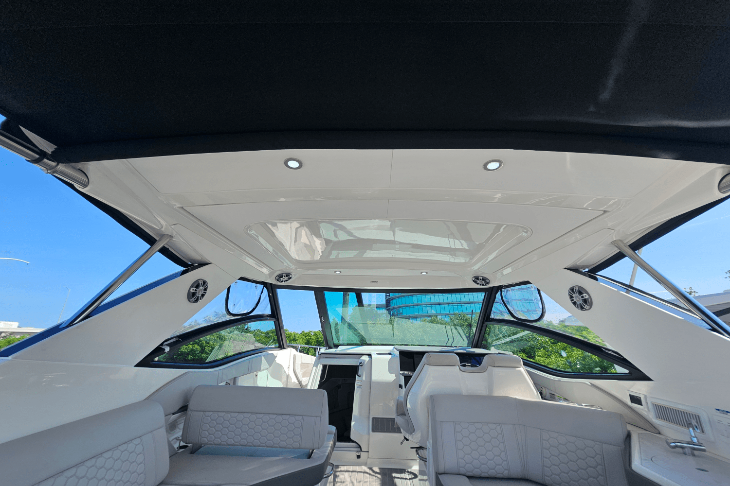 2024 Sea Ray 320 SUNDANCER Image Thumbnail #16