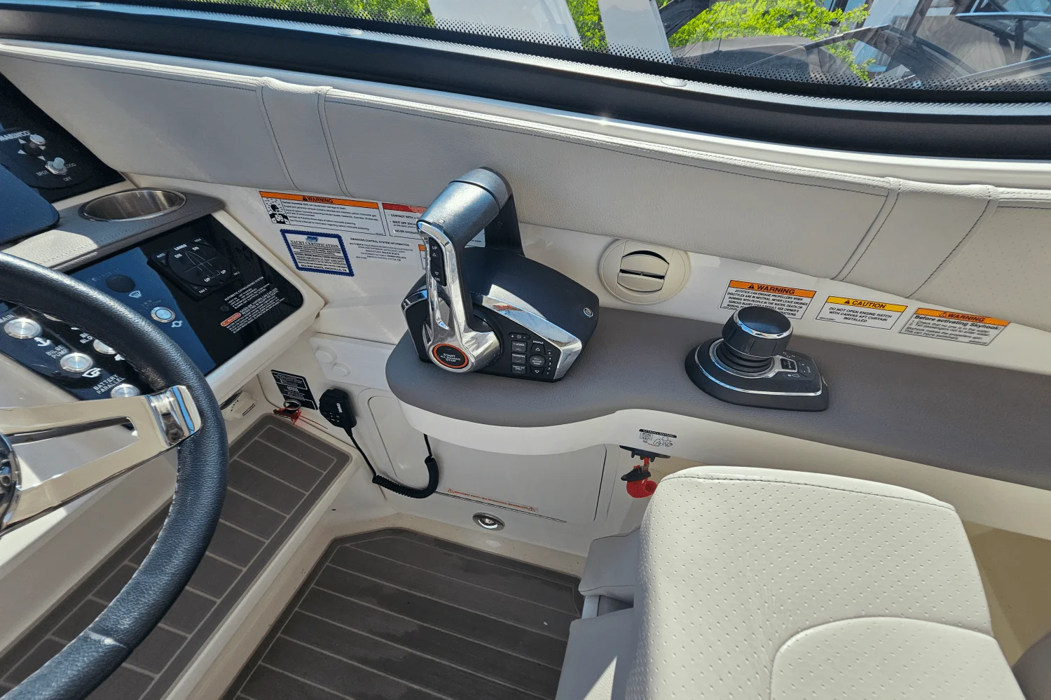 2024 Sea Ray 320 SUNDANCER Image Thumbnail #19