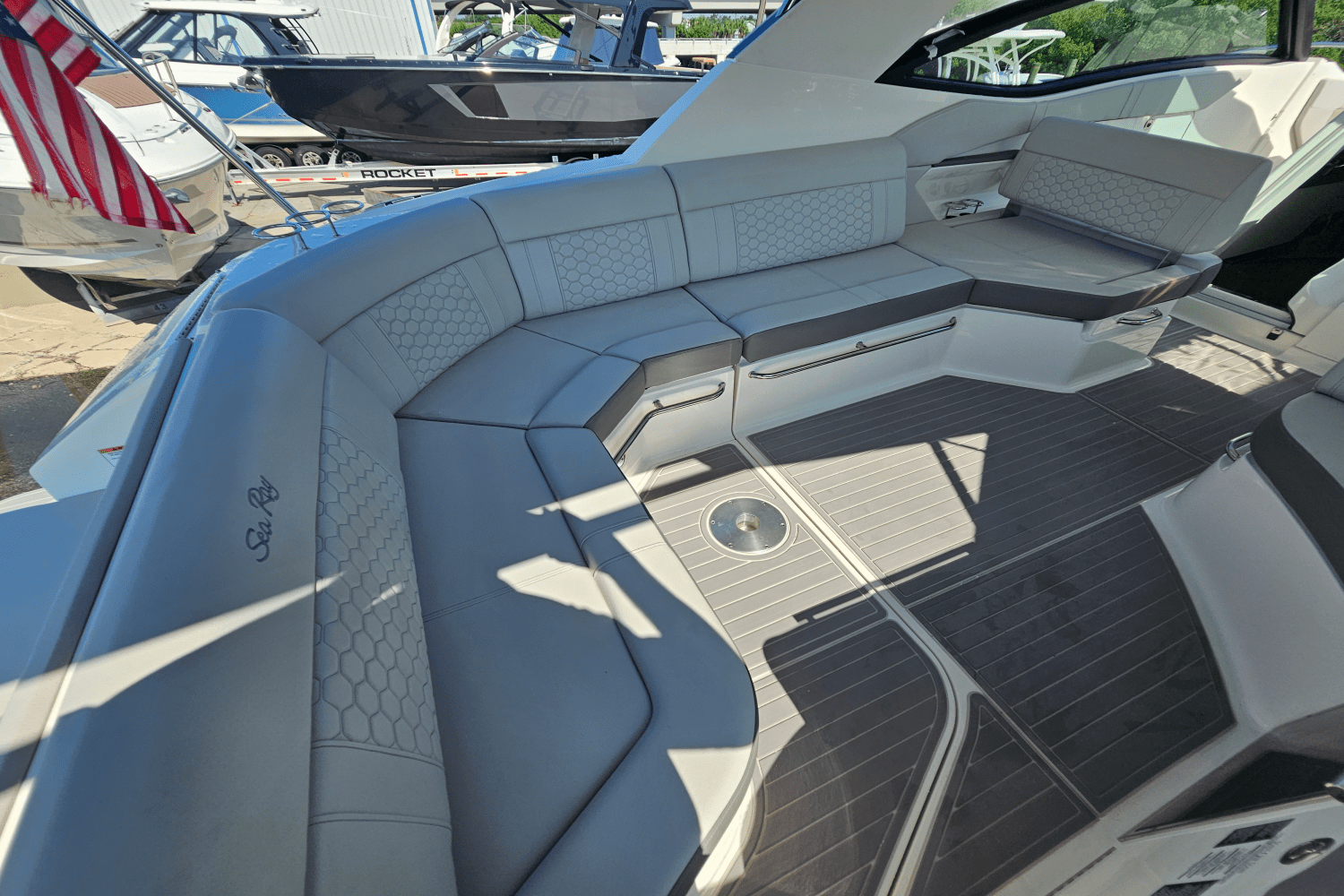2024 Sea Ray 320 SUNDANCER Image Thumbnail #14