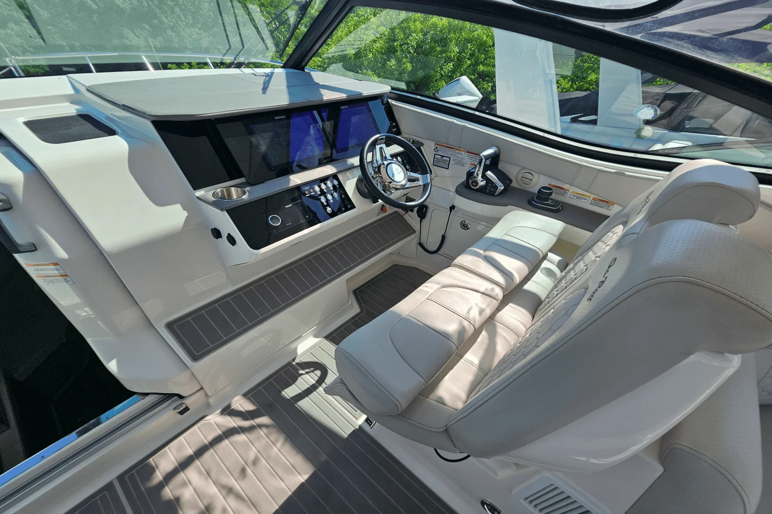 2024 Sea Ray 320 SUNDANCER Image Thumbnail #17