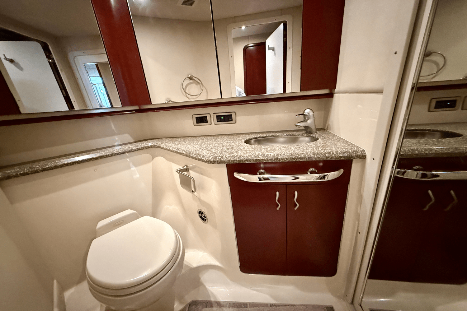 2005 Sea Ray
                                                             550 SEDAN BRIDGE Image Thumbnail #79