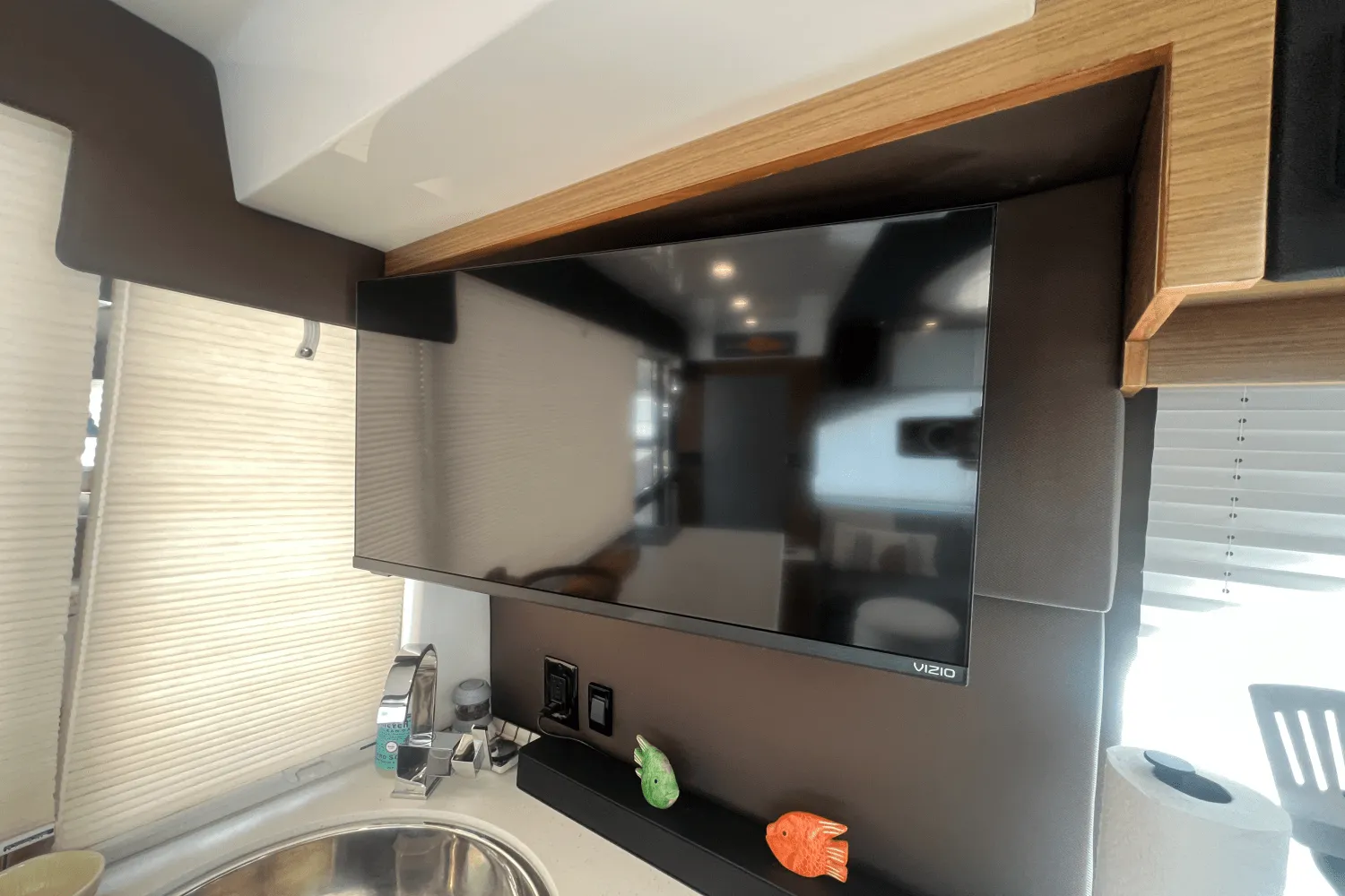 2015 Cruisers Yachts 45 CANTIUS Image Thumbnail #14