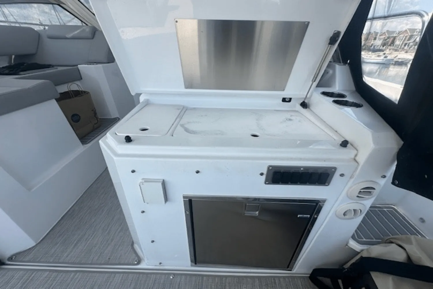 2023 Cruisers Yachts 390 EXPRESS COUPE Image Thumbnail #20
