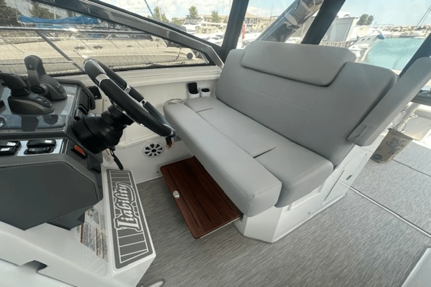 2023 Cruisers Yachts 390 EXPRESS COUPE Image Thumbnail #29