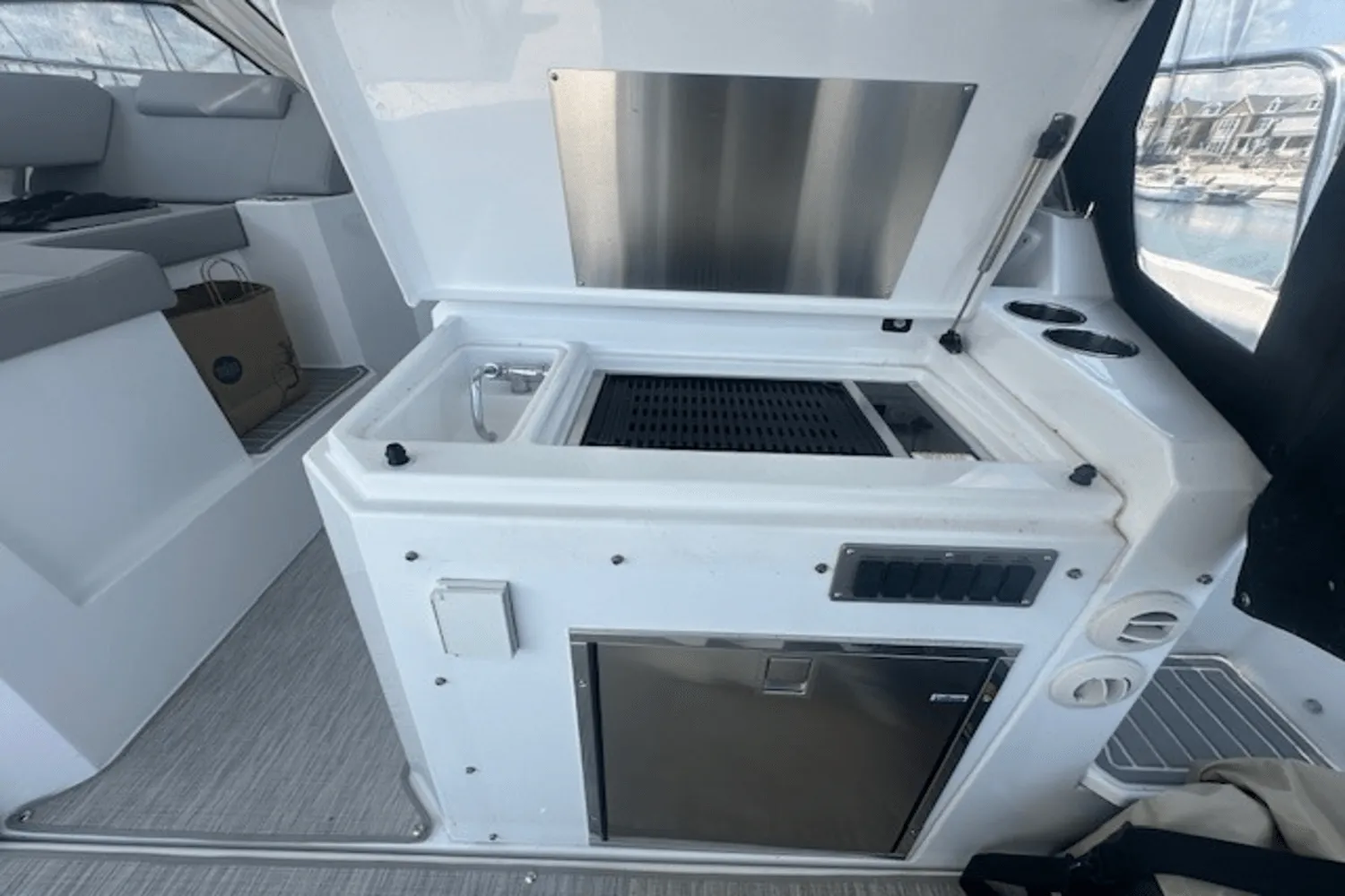 2023 Cruisers Yachts 390 EXPRESS COUPE Image Thumbnail #19