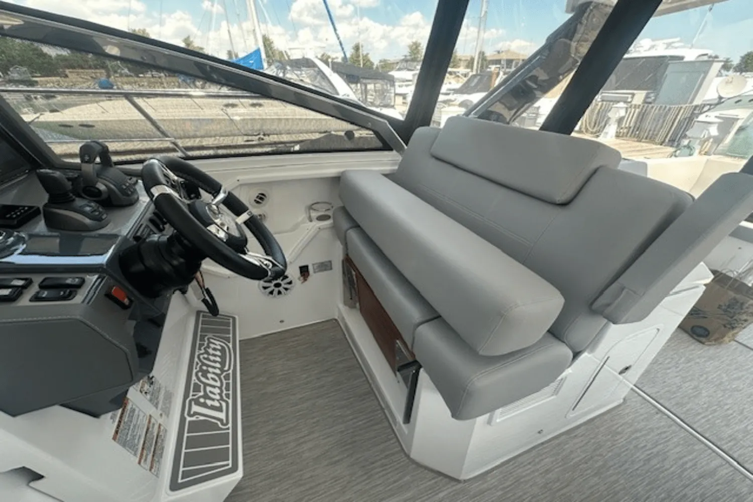 2023 Cruisers Yachts 390 EXPRESS COUPE Image Thumbnail #28