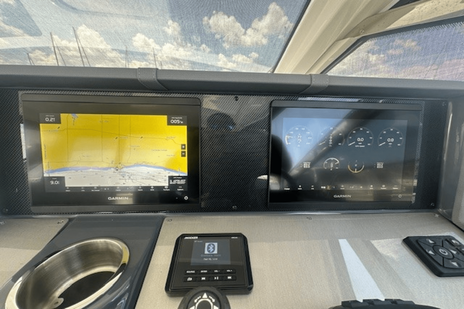 2023 Cruisers Yachts 390 EXPRESS COUPE Image Thumbnail #33