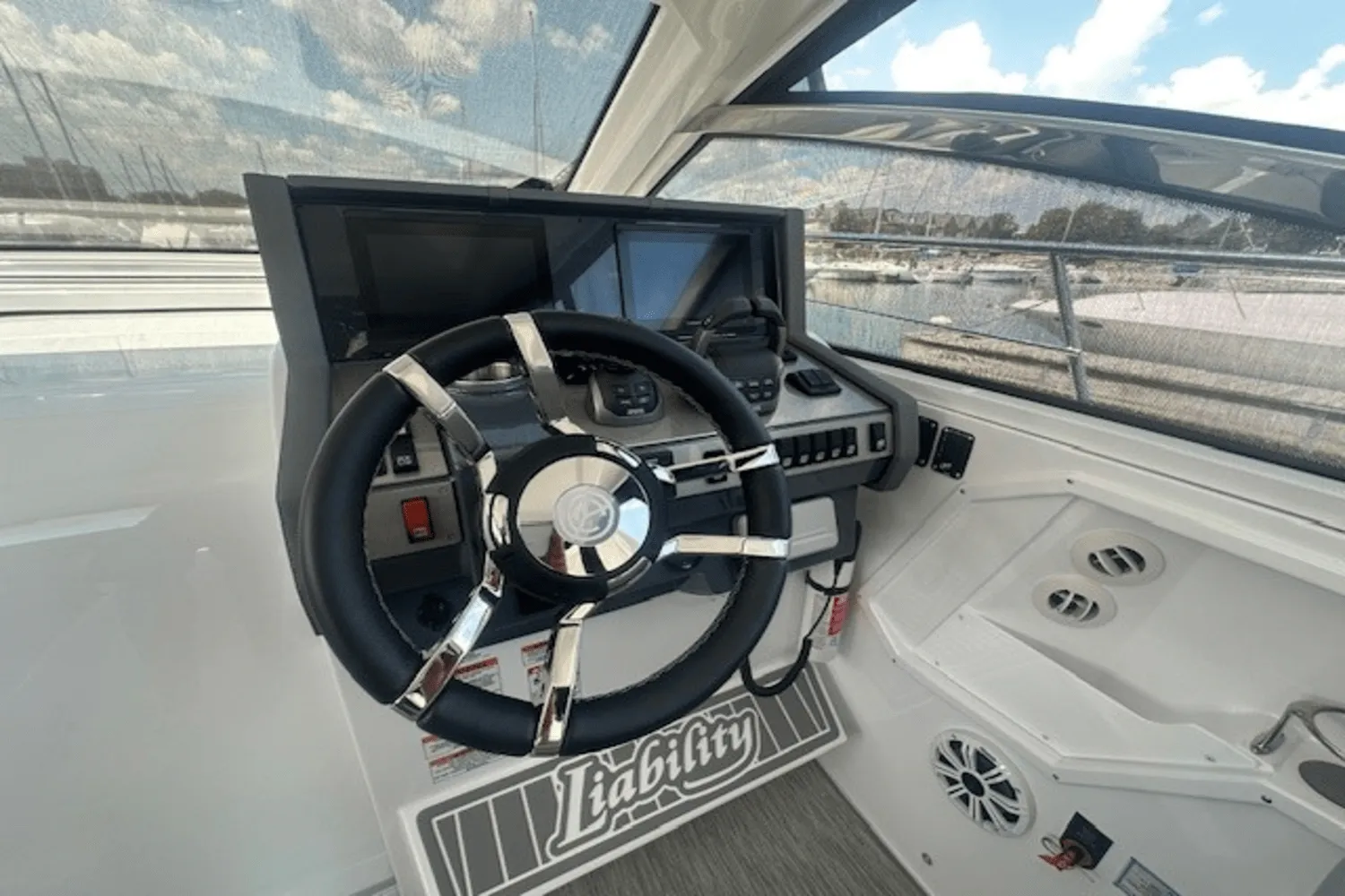 2023 Cruisers Yachts 390 EXPRESS COUPE Image Thumbnail #30