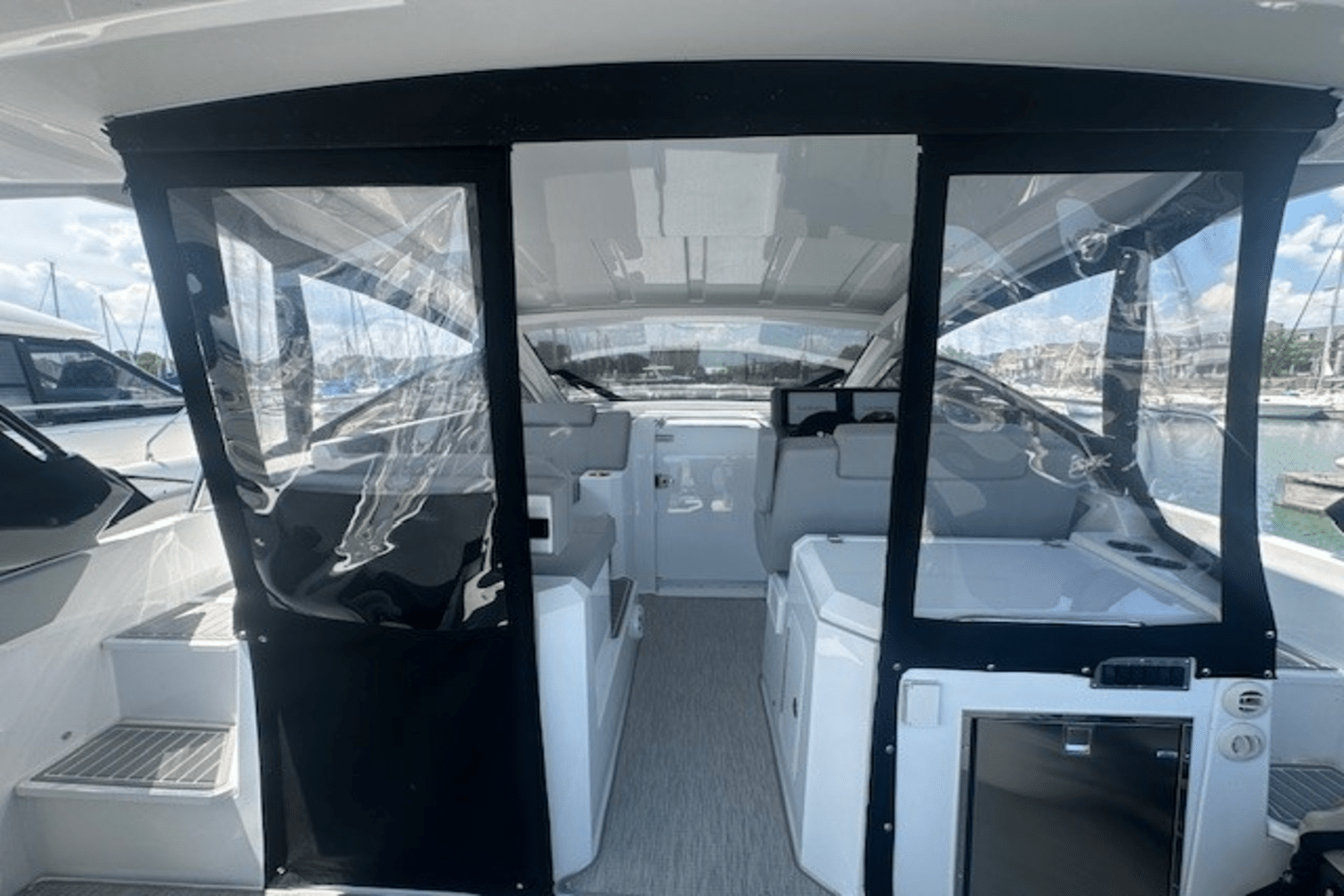 2023 Cruisers Yachts 390 EXPRESS COUPE Image Thumbnail #22