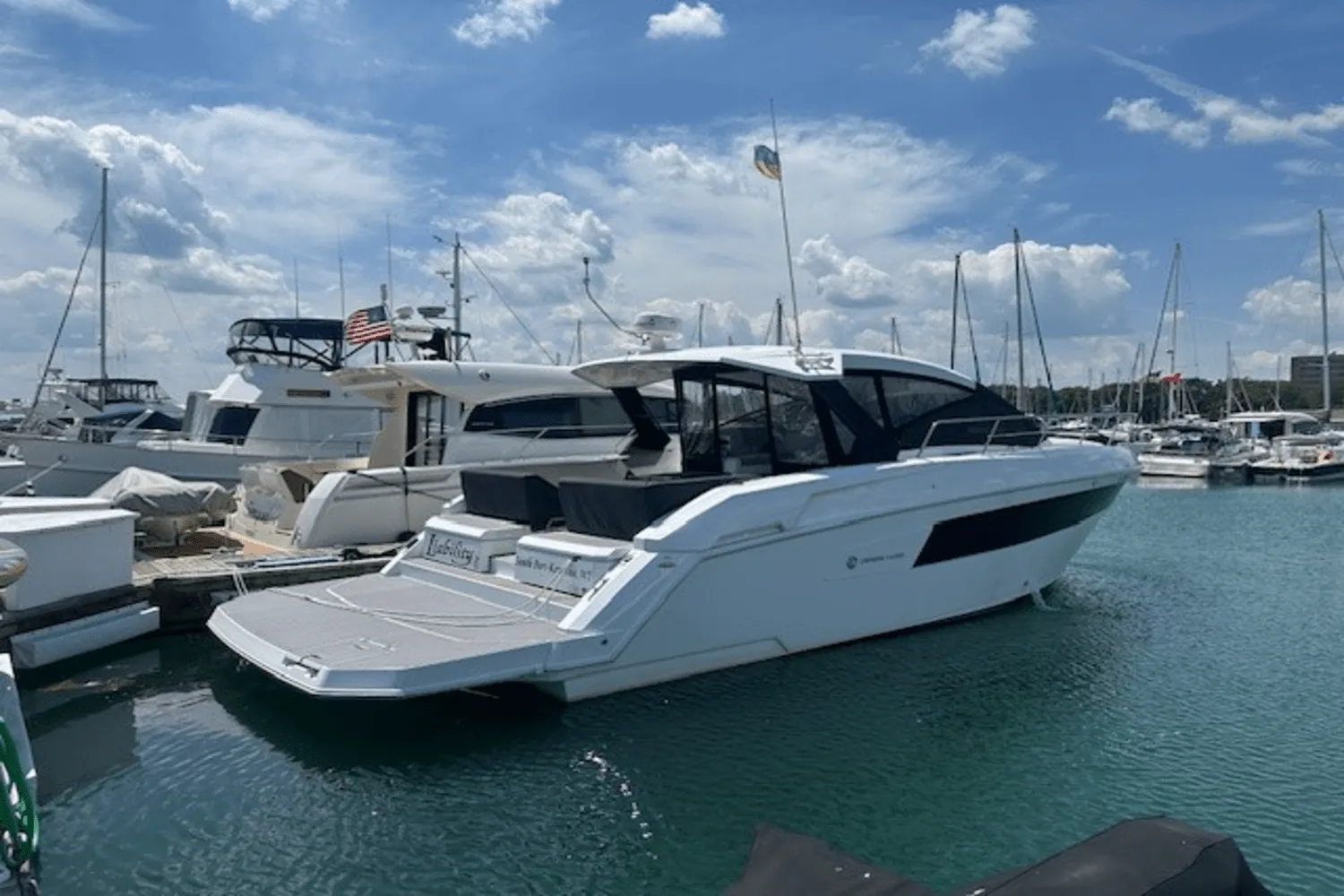 2023 Cruisers Yachts 390 EXPRESS COUPE Image Thumbnail #2