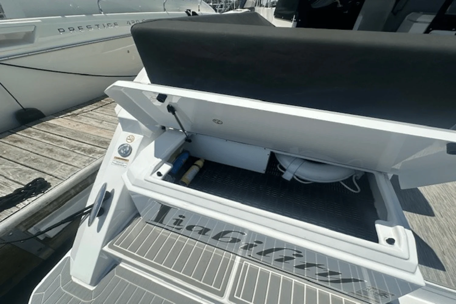 2023 Cruisers Yachts 390 EXPRESS COUPE Image Thumbnail #12