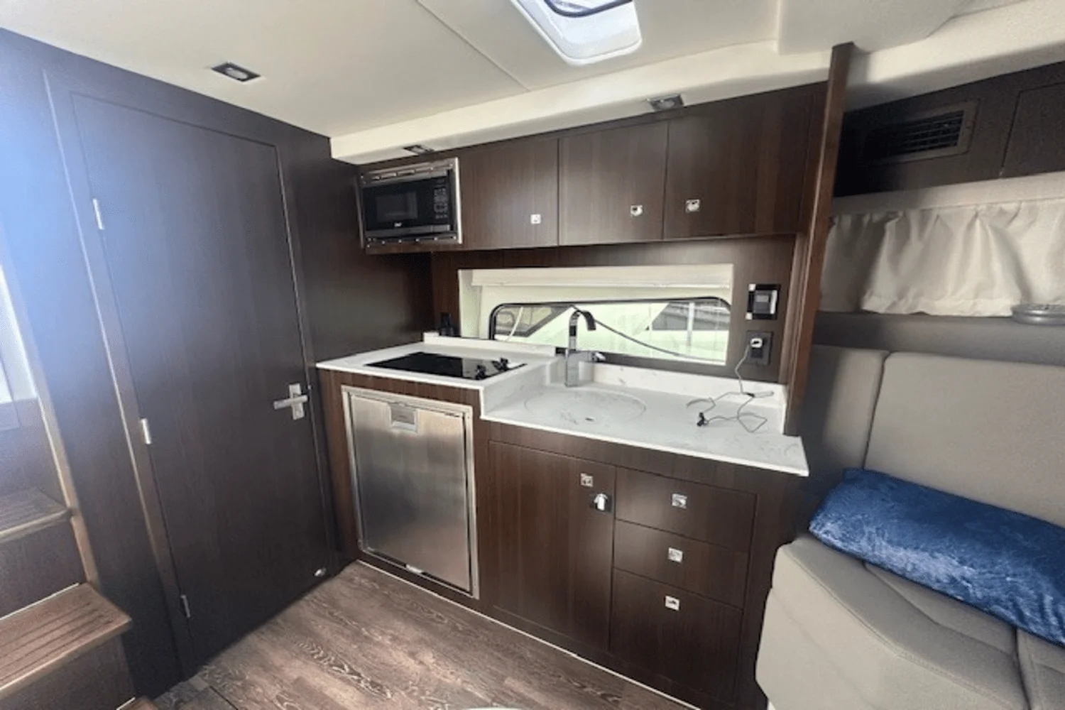 2023 Cruisers Yachts 390 EXPRESS COUPE Image Thumbnail #46