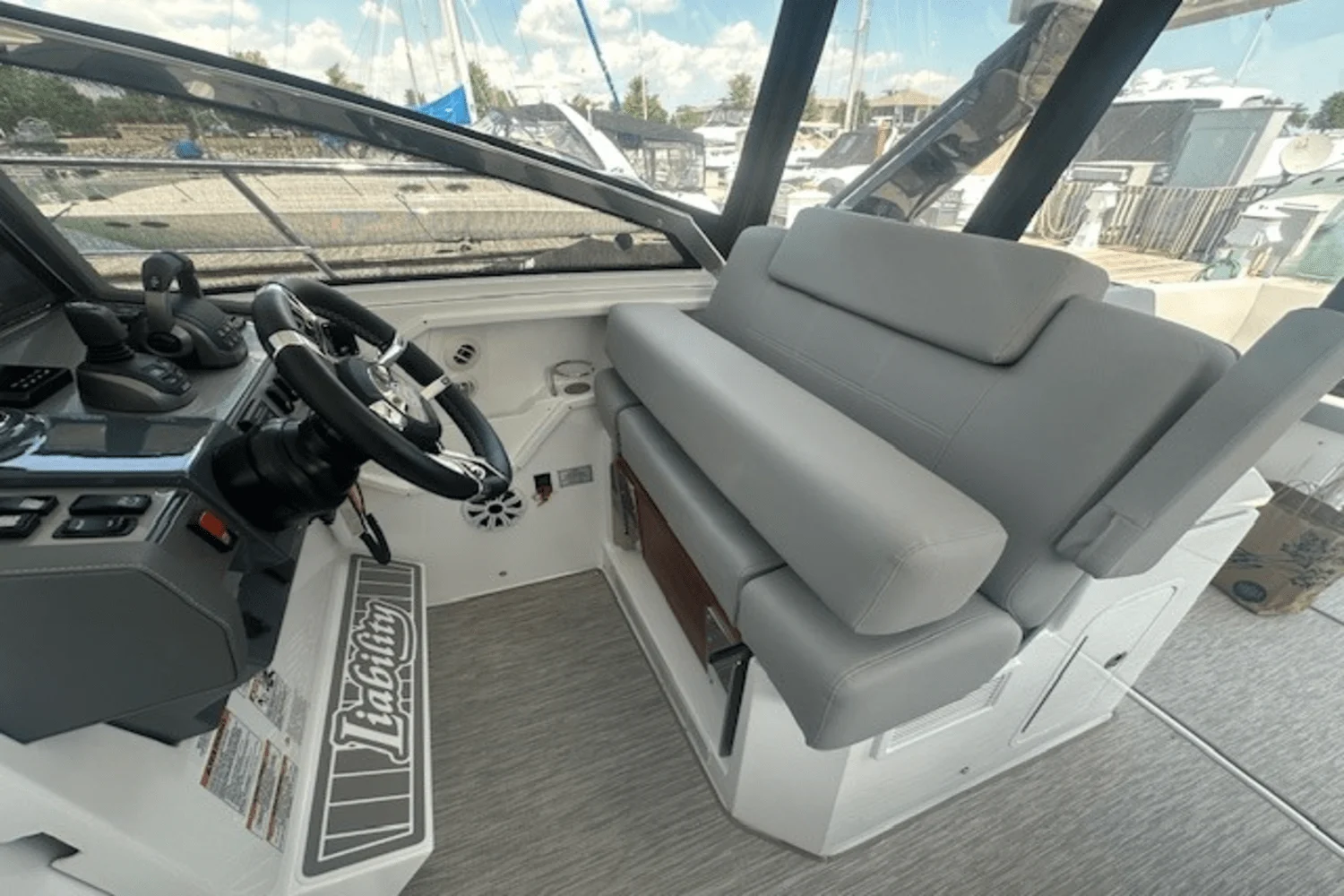 2023 Cruisers Yachts 390 EXPRESS COUPE Image Thumbnail #28