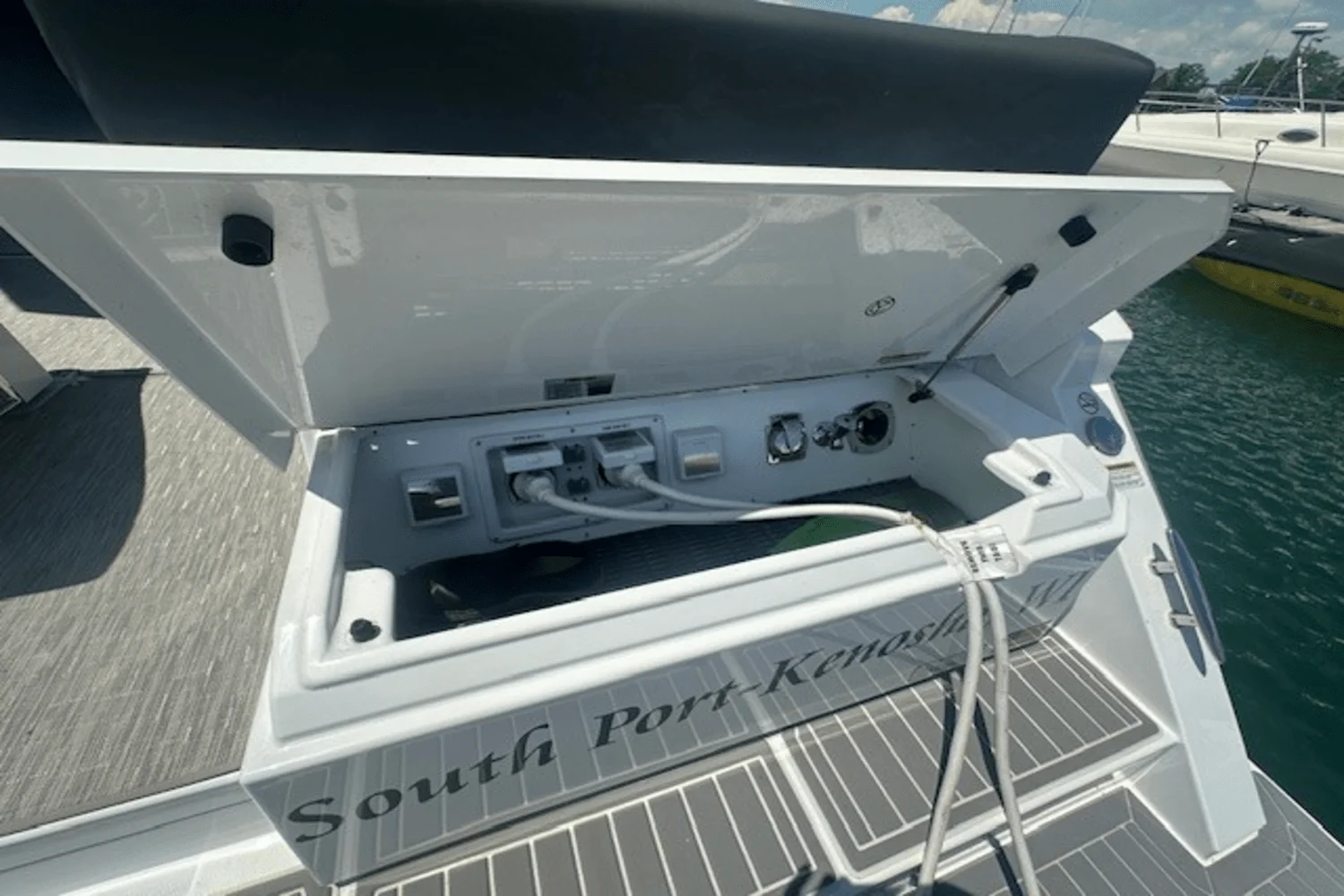 2023 Cruisers Yachts 390 EXPRESS COUPE Image Thumbnail #13