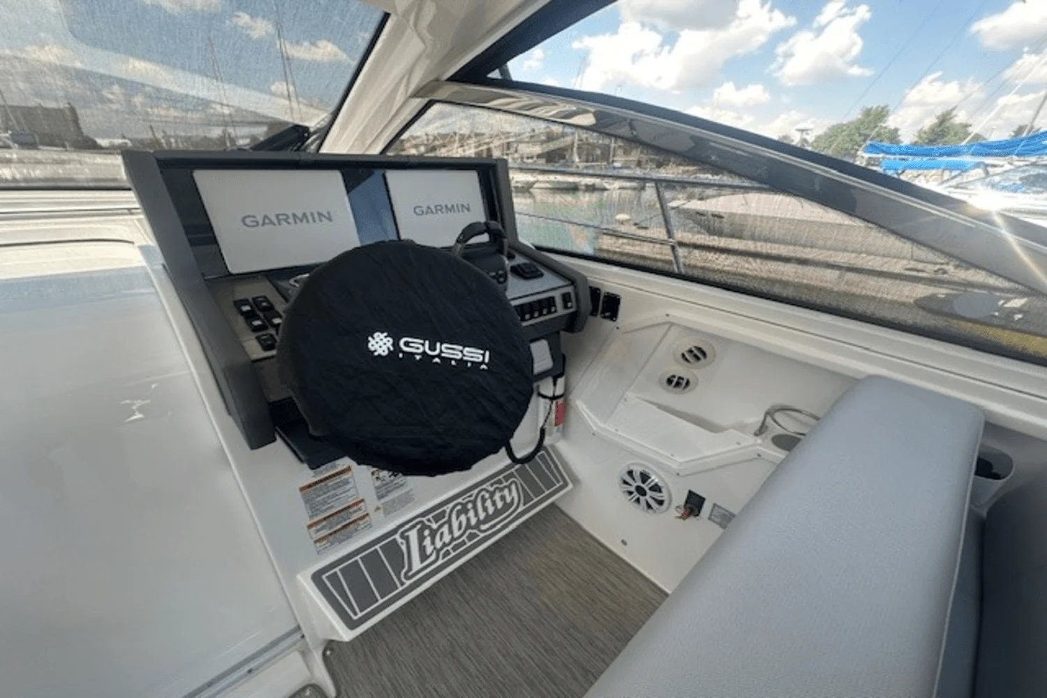 2023 Cruisers Yachts 390 EXPRESS COUPE Image Thumbnail #24