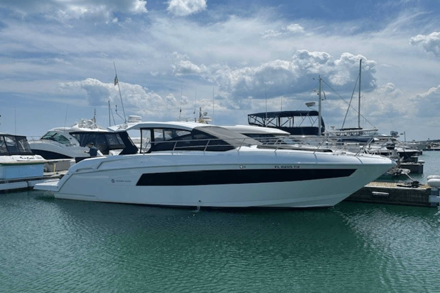 2023 Cruisers Yachts 390 EXPRESS COUPE