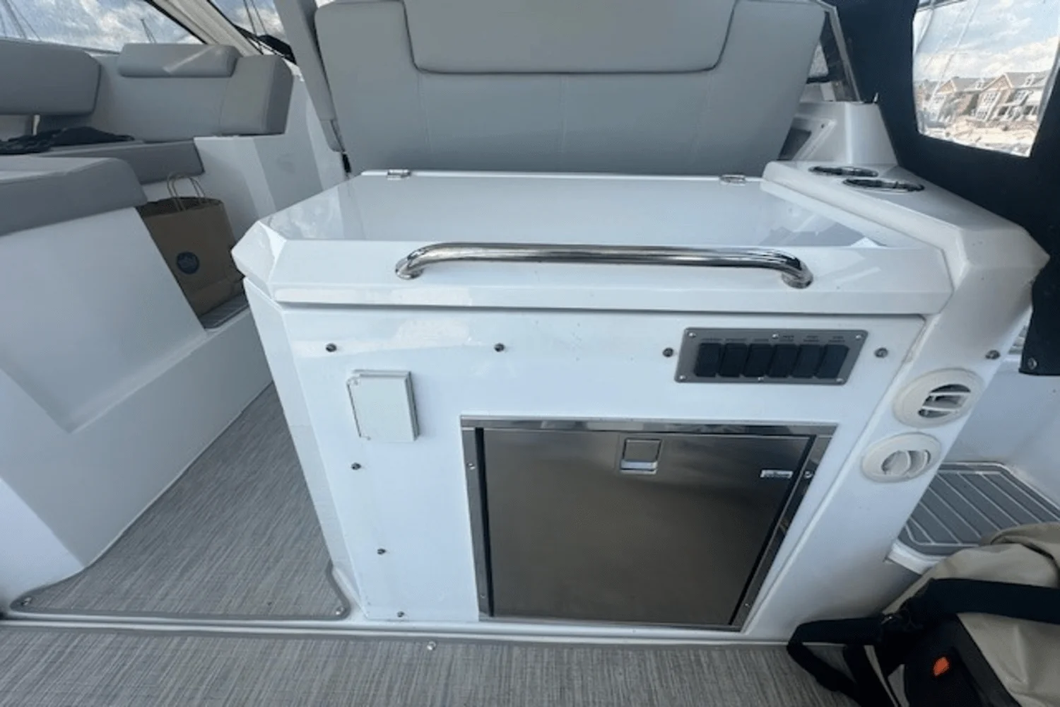 2023 Cruisers Yachts 390 EXPRESS COUPE Image Thumbnail #21