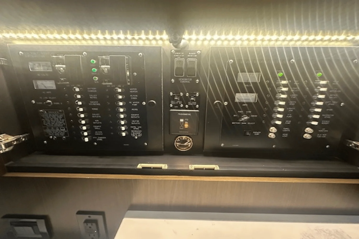 2023 Cruisers Yachts 390 EXPRESS COUPE Image Thumbnail #56