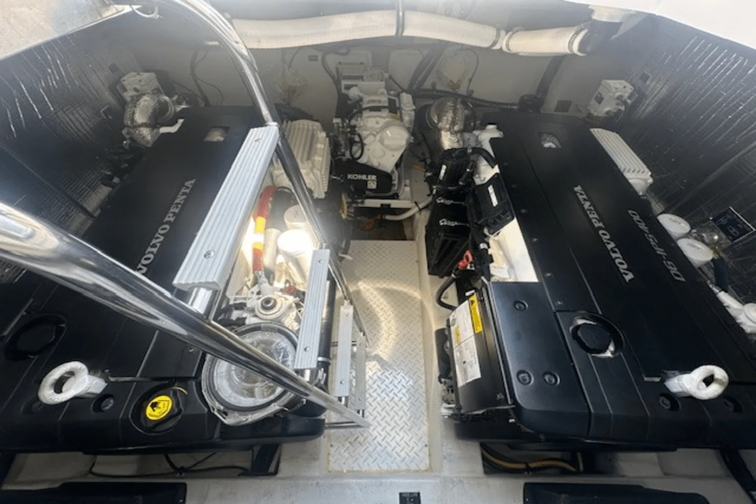 2023 Cruisers Yachts 390 EXPRESS COUPE Image Thumbnail #60