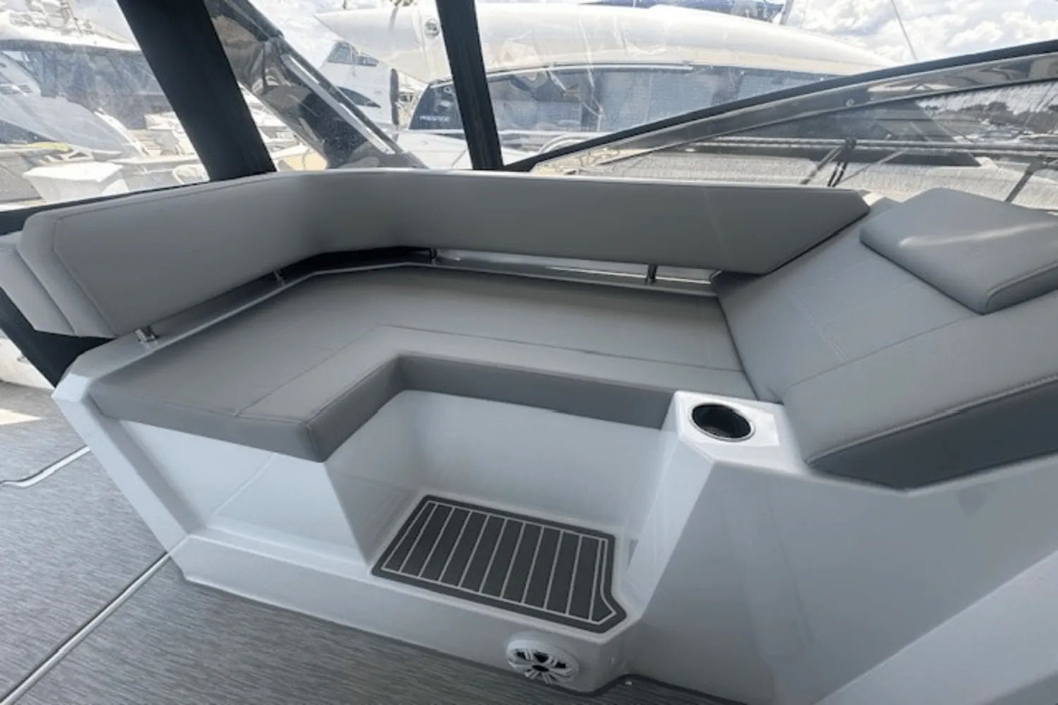 2023 Cruisers Yachts 390 EXPRESS COUPE Image Thumbnail #27