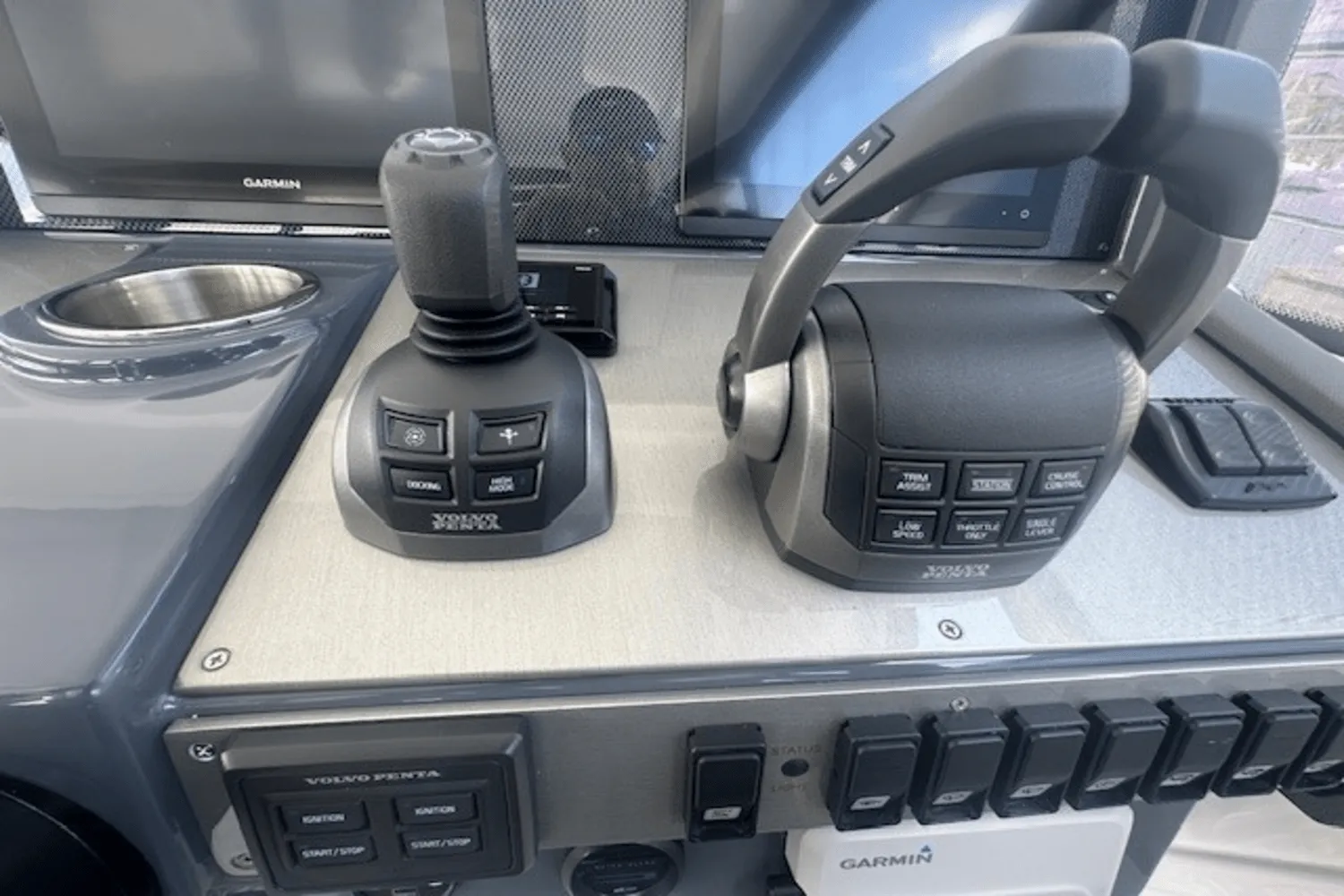 2023 Cruisers Yachts 390 EXPRESS COUPE Image Thumbnail #31