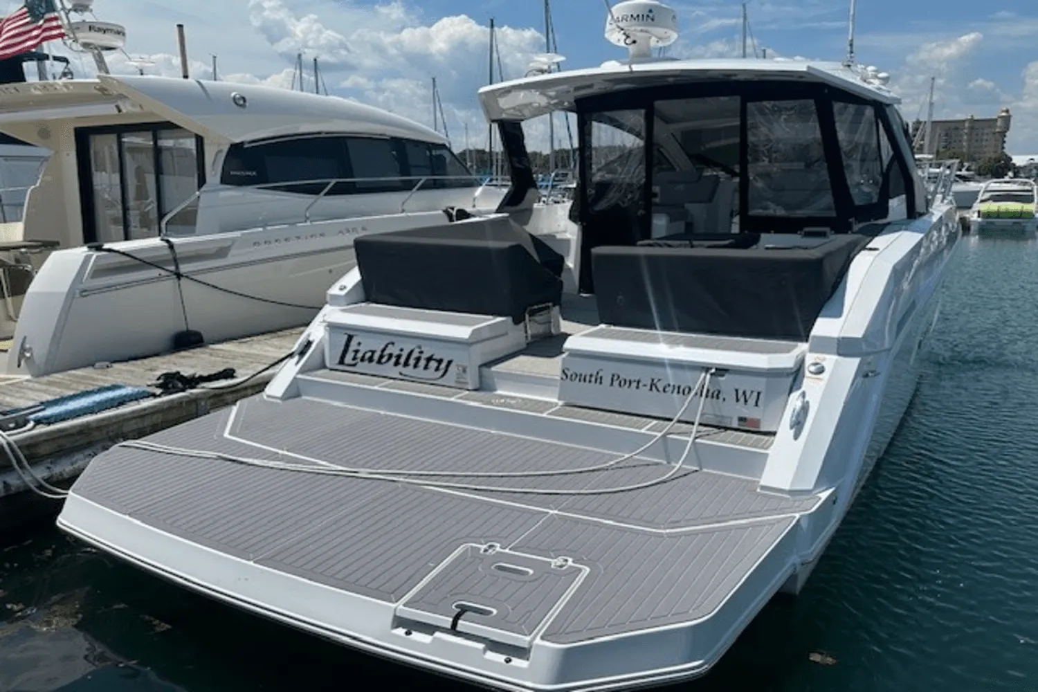 2023 Cruisers Yachts 390 EXPRESS COUPE Image Thumbnail #3