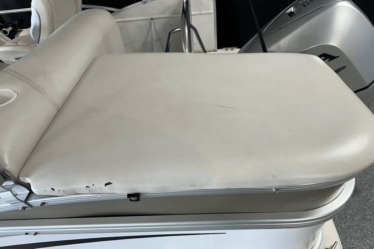 2009 Hurricane 215 FUNDECK RE Image Thumbnail #8
