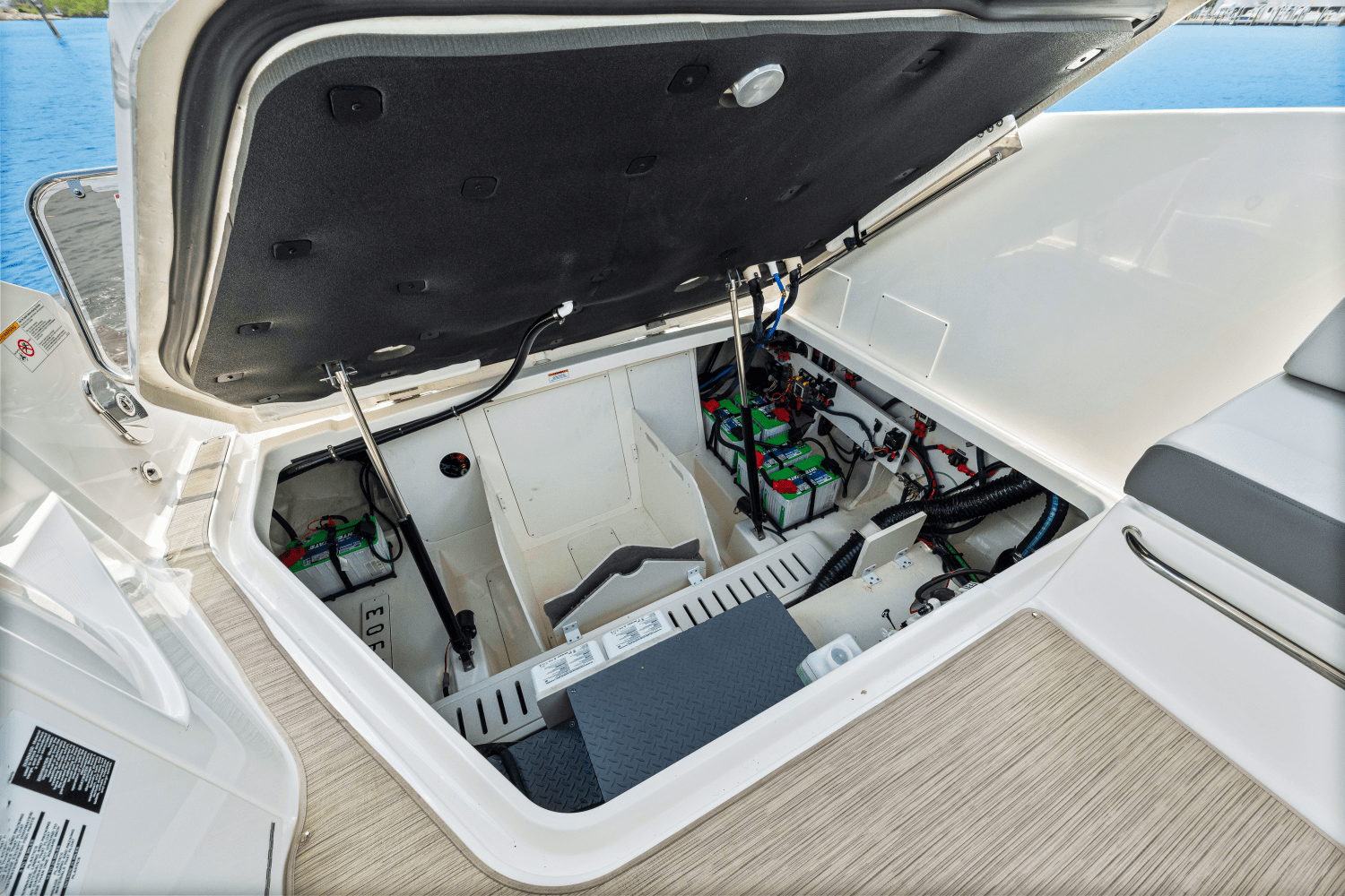 2024 Sea Ray Sundancer 320 Outboard Image Thumbnail #39