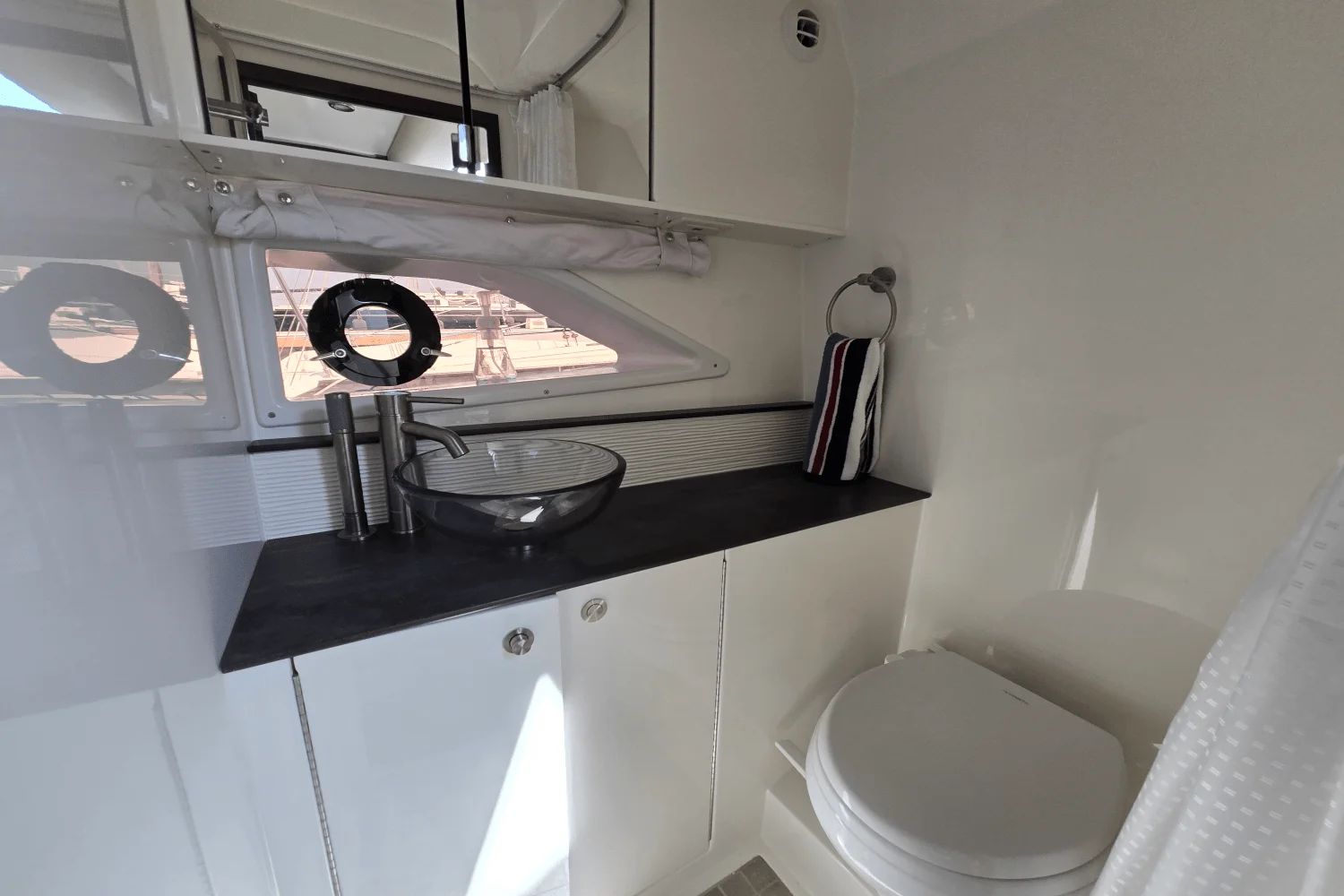 2021 Sea Ray 320 SUNDANCER COUPE Image Thumbnail #15