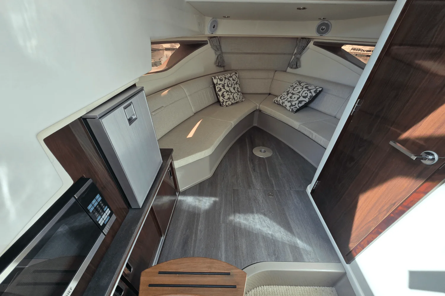 2021 Sea Ray 320 SUNDANCER COUPE Image Thumbnail #10