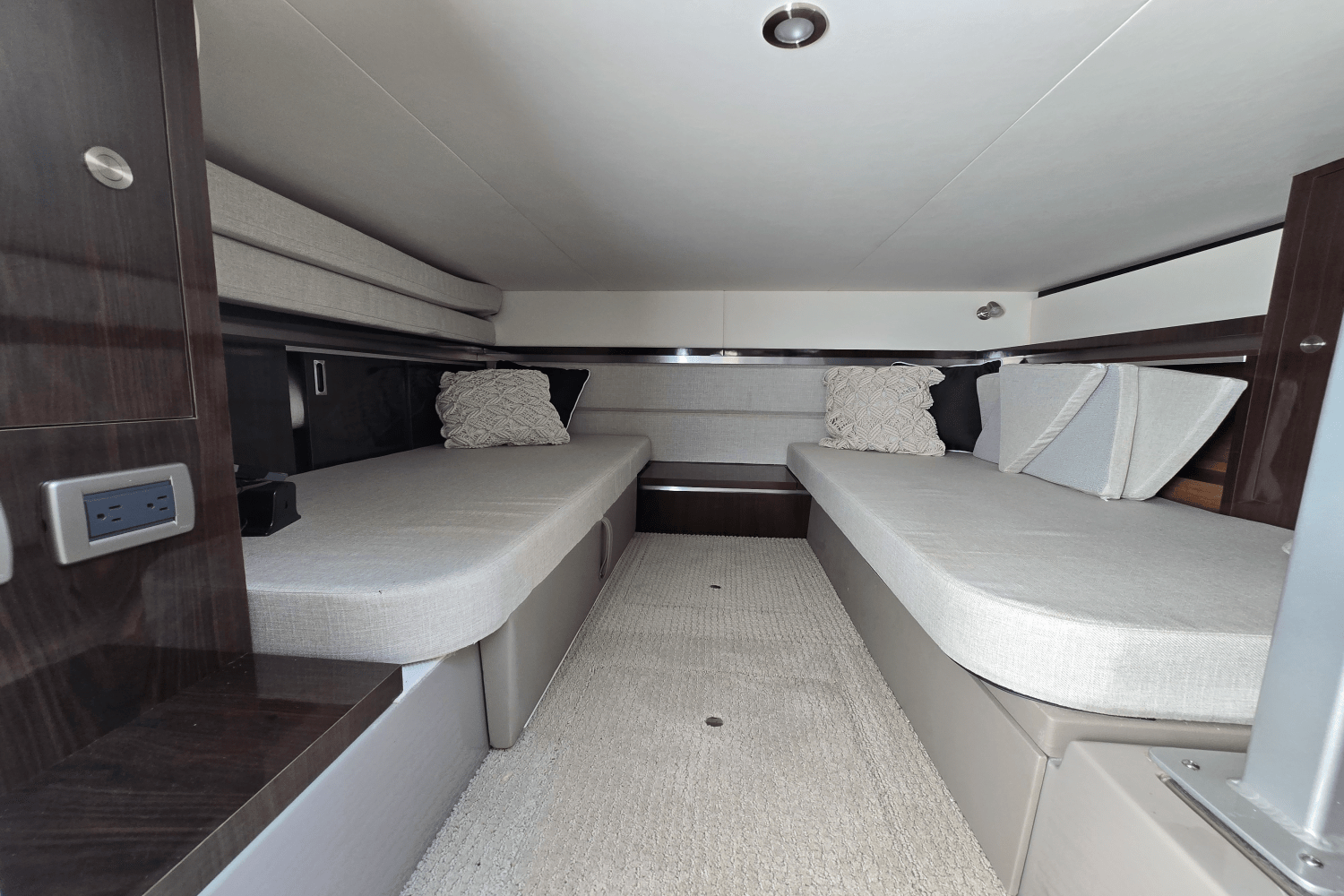 2021 Sea Ray 320 SUNDANCER COUPE Image Thumbnail #14