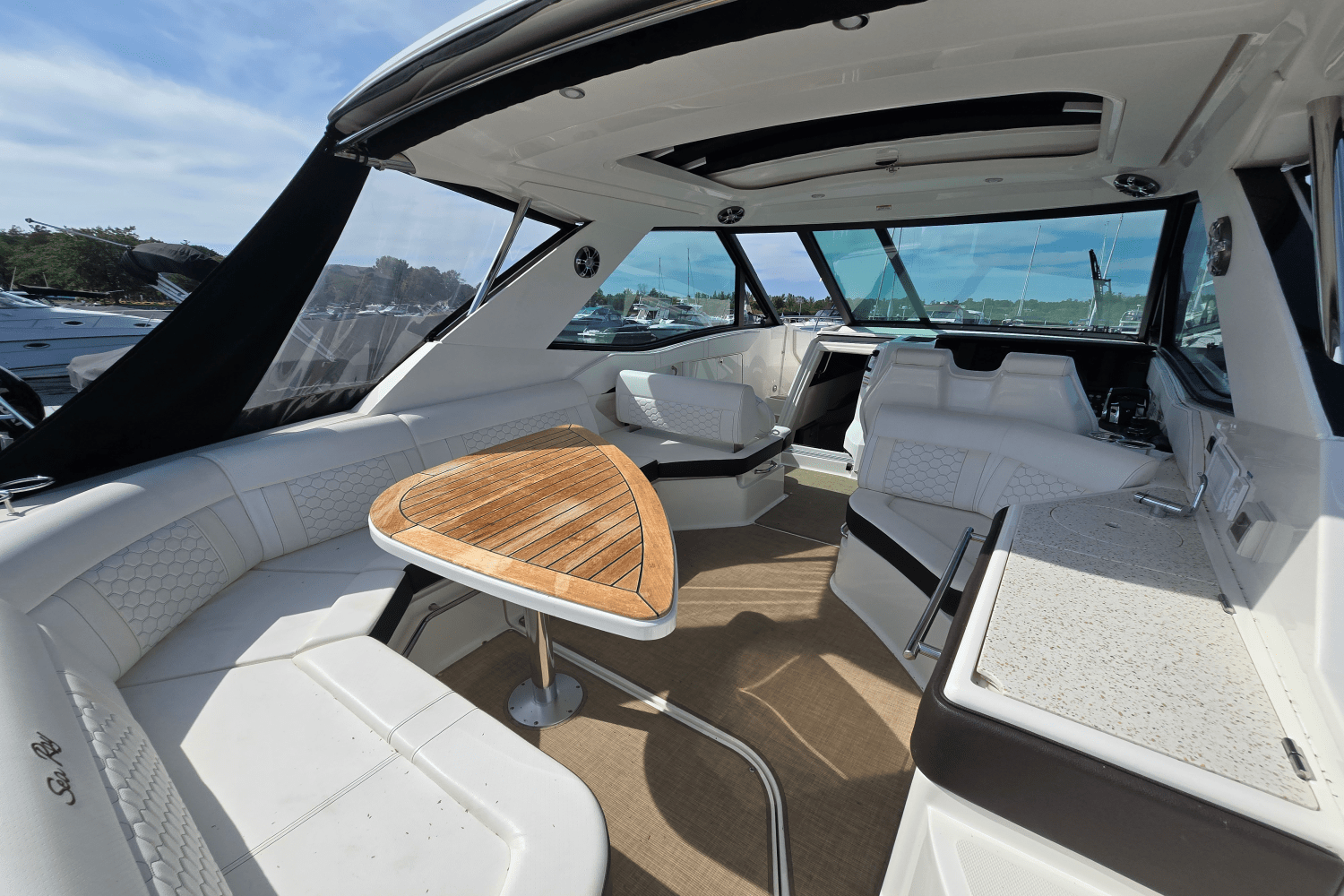 2021 Sea Ray 320 SUNDANCER COUPE Image Thumbnail #4