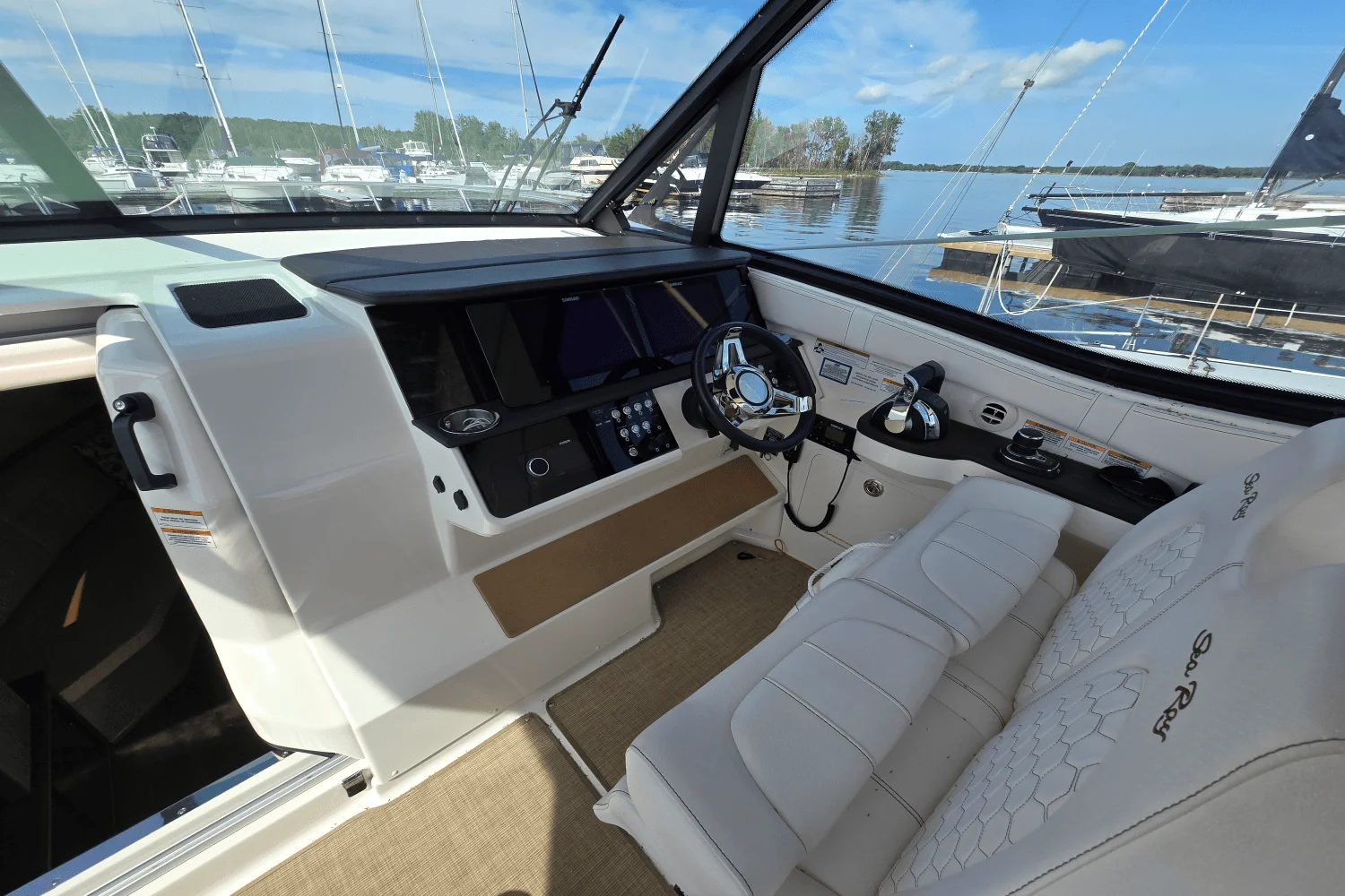 2021 Sea Ray 320 SUNDANCER COUPE Image Thumbnail #8