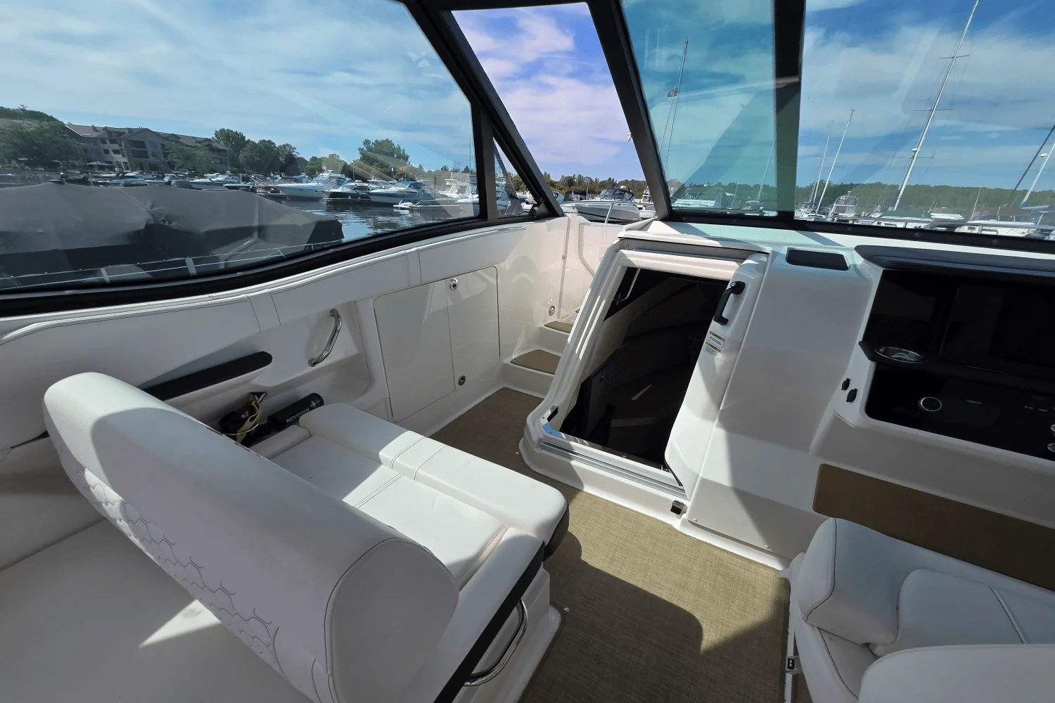 2021 Sea Ray 320 SUNDANCER COUPE Image Thumbnail #7